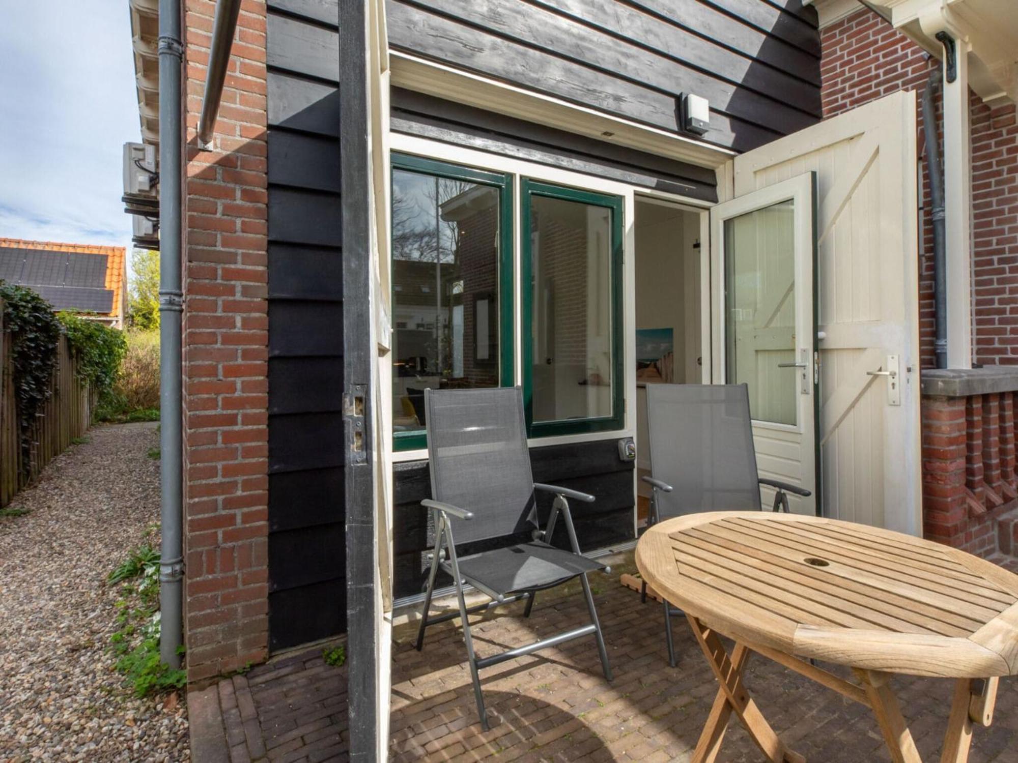 Vakantiehuis Modern With Garden
